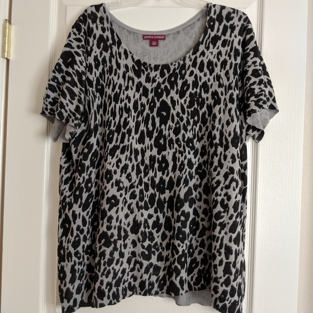 Short sleeve sweater in gray cheetah print